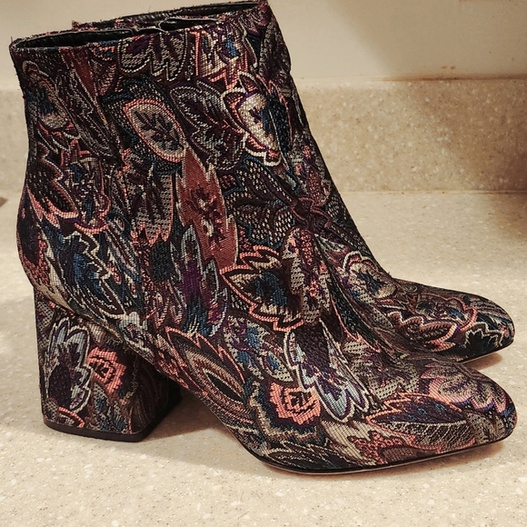 Nicole Miller Artelier Size 9 Floral Jacquard Print Ankle boots. Gently used $26 - Picture 3 of 11